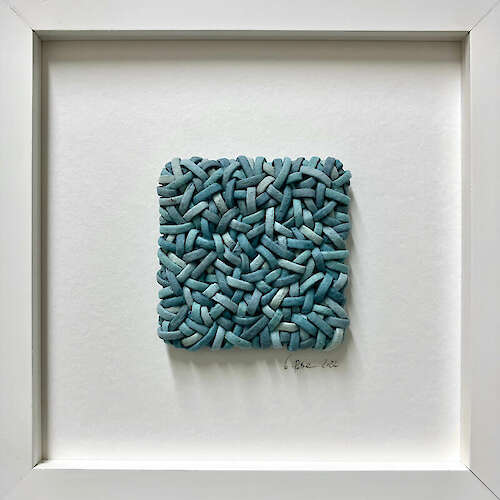 Kirstin Rabe, »Kleine blaue Schnürung«, Baumwollzellstoff, Altpapier, Pigmente, 8x8cm